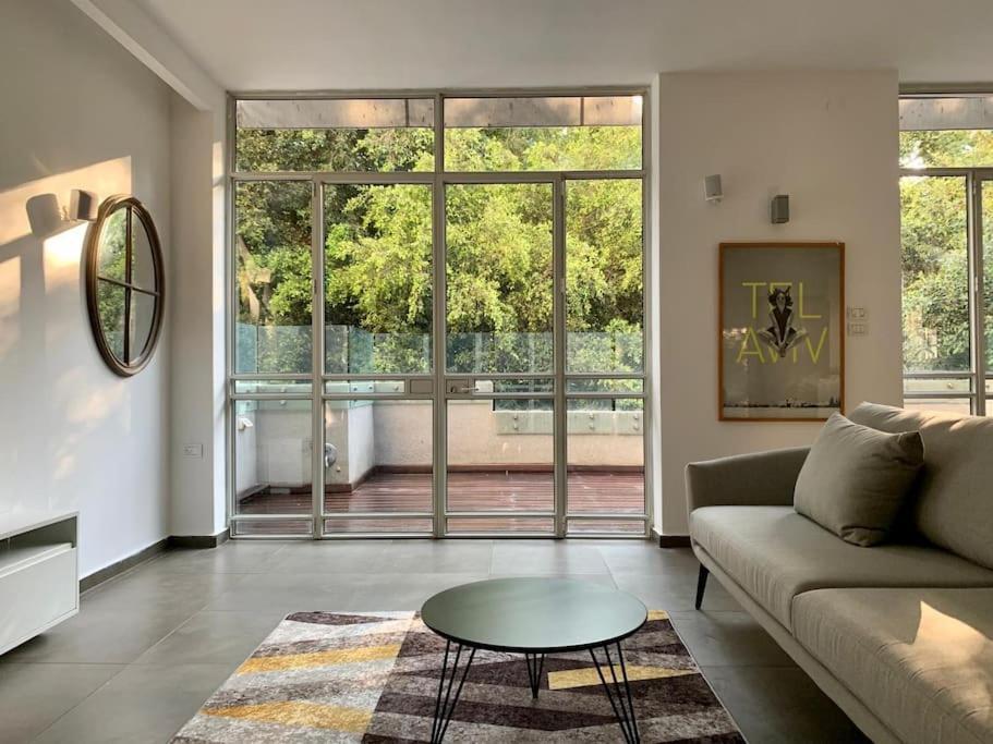 Renovated Penthouse Near Hayarkon Park - 3 Bedroom Appartement Tel-Aviv